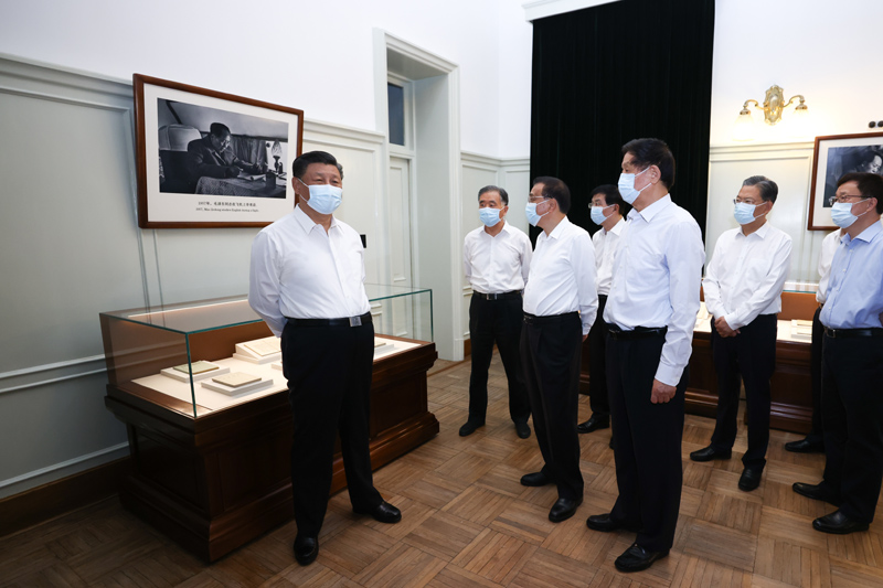 6月25日,中共中央政治局就用好红色资源、赓续红色血脉举行第三十一次集体学习。这次集体学习采取参观和讨论相结合的形式,这是习近平、李克强、栗战书、汪洋、王沪宁、赵乐际、韩正等在中南海丰泽园参观毛泽东同志故居。新华社记者 鞠鹏 摄