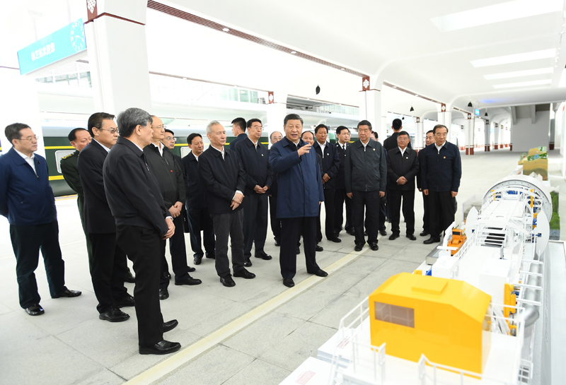 7月21日至23日,中共中央总书记、国家主席、中央军委主席习近平来到西藏,祝贺西藏和平解放70周年,看望慰问西藏各族干部群众。这是22日上午,习近平在林芝火车站考察,了解川藏铁路总体规划及拉萨至林芝段建设运营情况。新华社记者 燕雁 摄