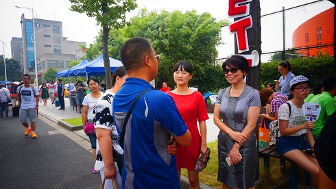 学院领导与家长亲切交谈